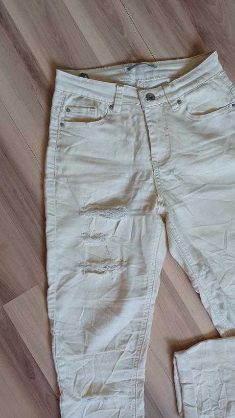 Roztrhané nohavice, s