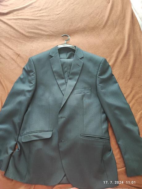 Tmavomodrý oblek, 50