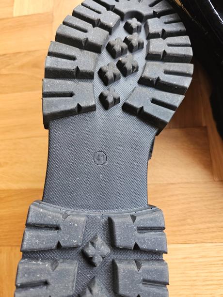 Cierne lesklé mokasiny loafers so zlatou sponou 41, mohito,41