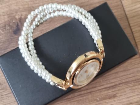 Pozlátené hodinky s perličkovým remienkom,