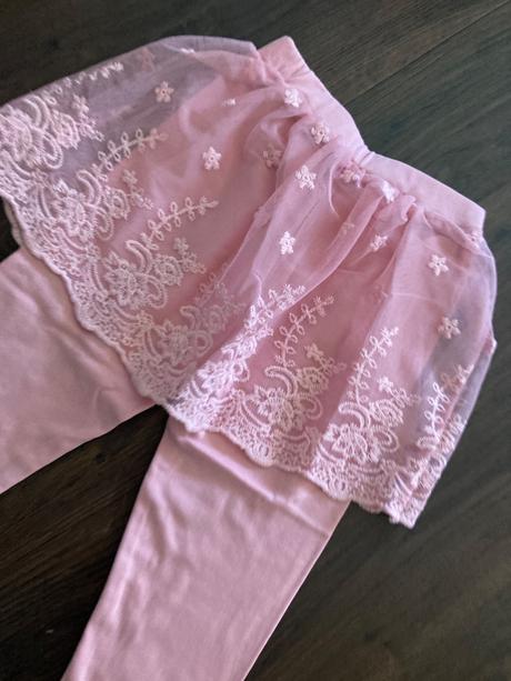 Leginy so suknou, 122