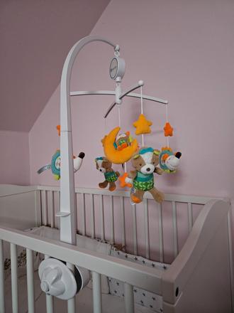 Kolotoč nad postieľku sovička a mackovia,