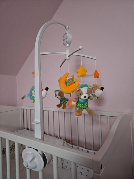 Kolotoč nad postieľku sovička a mackovia,
