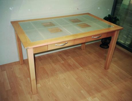 Stôl z bukového masívu so sklom 120 x 85 cm,