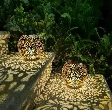 Led solárny lampáš z kovu s kvetinovým vzorom,