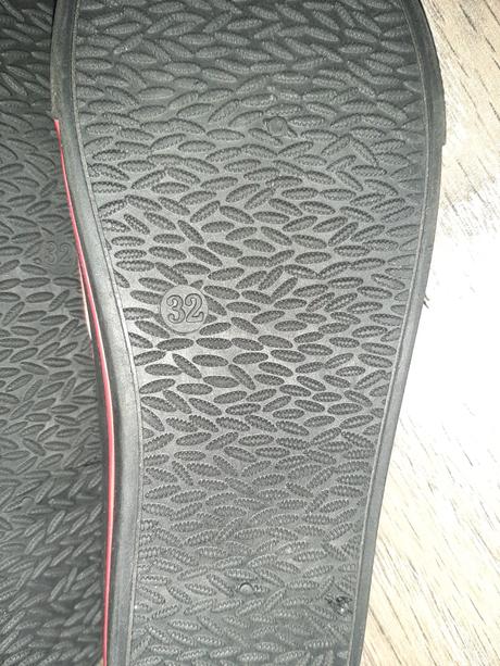 Topánky do vody, 32