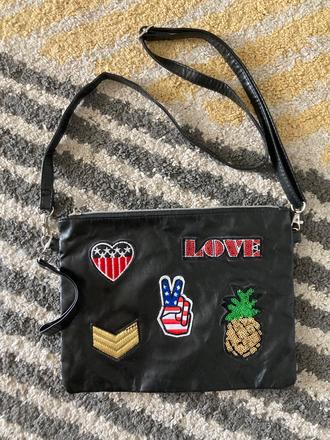 Kabelka s nášivkami, 