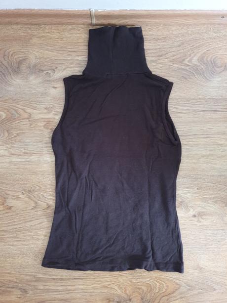 Štýlový roláčik vyšívaný zlatou niťou, s