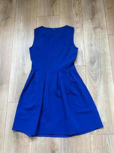 Tmavomodré šaty, 38