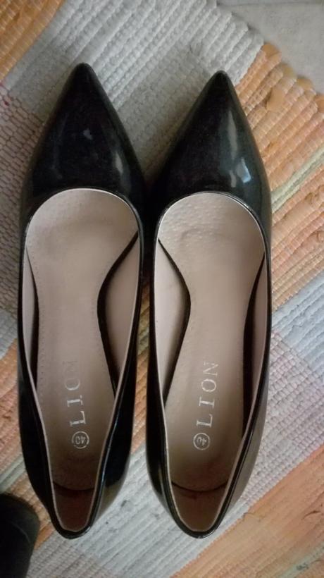 Čierne lodičky, 40