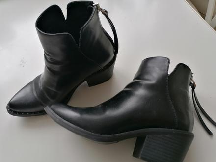 Čierne členové topánky, 36