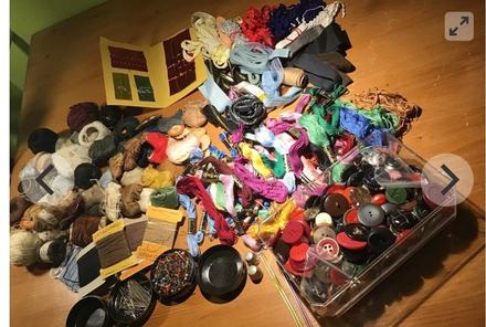 Rôzna textilná galantéria plná krabica, 