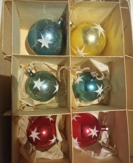 Vianocne ozdoby, gule".,