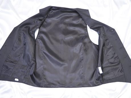 Tmavosivá vesta, 48