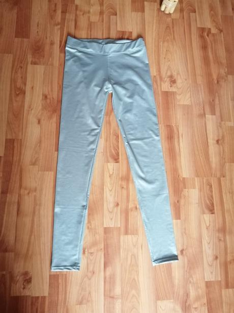 Čierne a šedé leginy, s