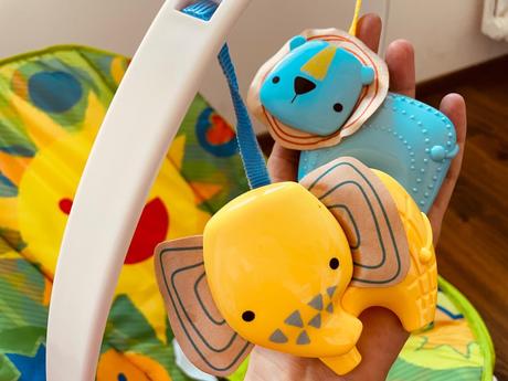 Lehátko s hračkami,