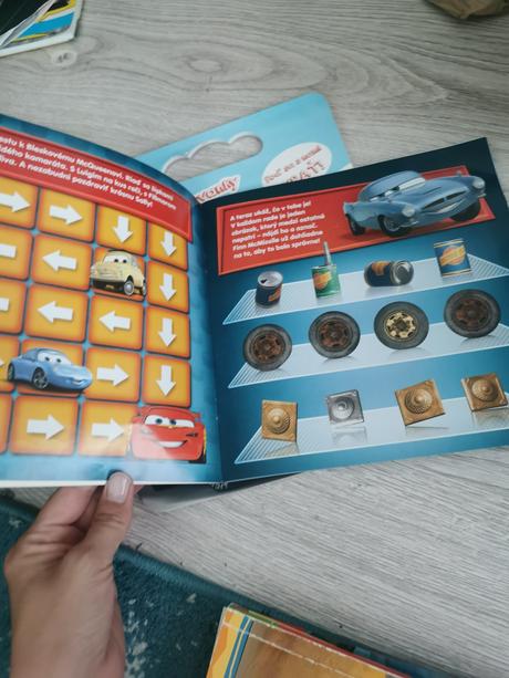 Zošit s úlohami a omaľovánka autá,