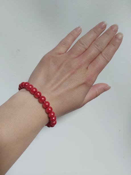 Červený náramok., 