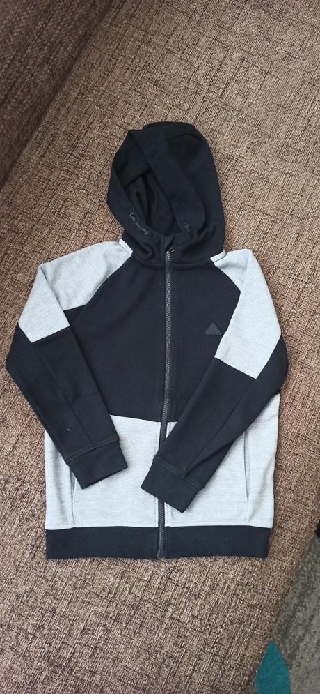 Sivi-cierna mikina, 140