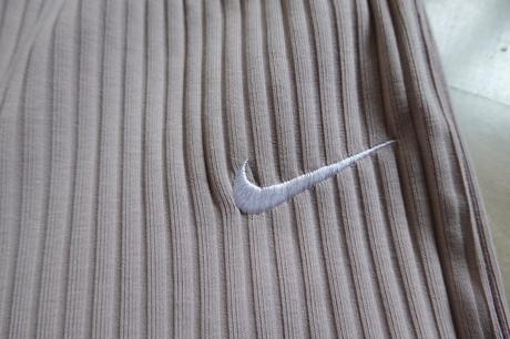 Mäkké vrúbkované nohavice nike, nike,s