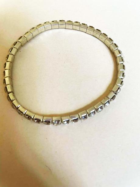 Štrasový náramok,