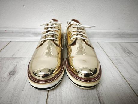 Zlaté mokasíny clowse, 39