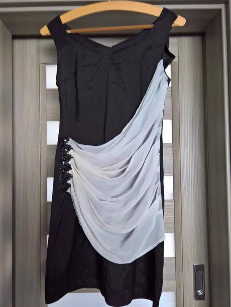 Krátke čierne šaty, s