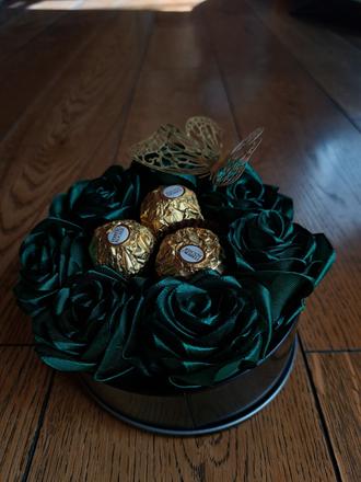 Luxusný darčekový box s ružami, ferrero rocher a m,