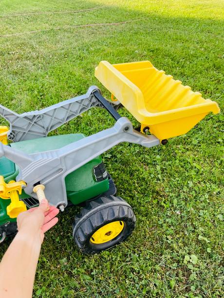 Rolly toys john deere traktor s vlečkou,