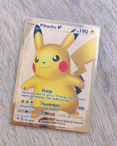 Kovová pokémon karta,