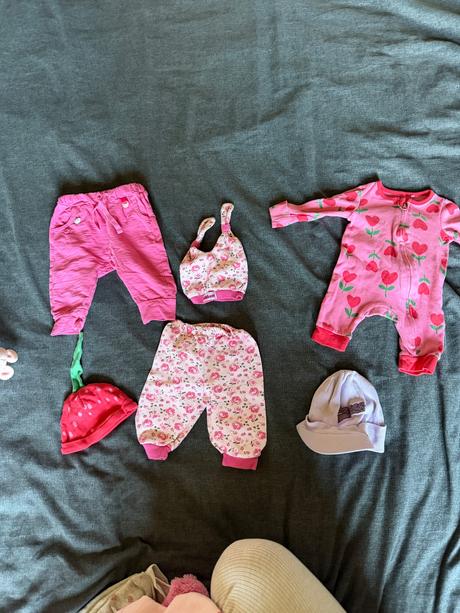 Balík oblečenia a hračiek pre dievčatko, 