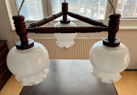 Krásny retro drevený luster (masív a opálové sklo), 