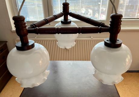 Krásny retro drevený luster (masív a opálové sklo), 