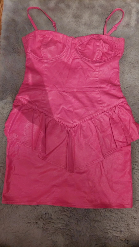 Mile ruzove saty, miss selfridge,s