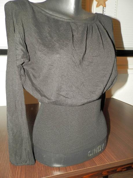 Čierny tenký zaujímavý svetrík s, s