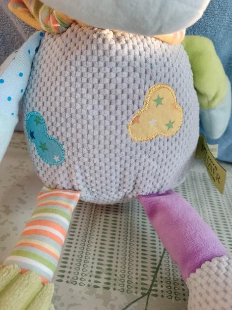 Farebný hrkajúci býček ark toys premier car, 37 cm, 