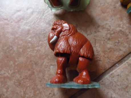 Figúrky - zvieratá - sob, mamut, medveď, 