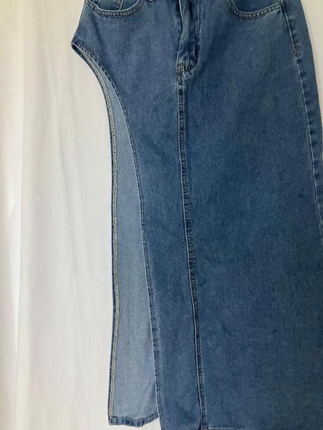 Dámska dlhá riflová asymetrická sukňa s rozparkom, s