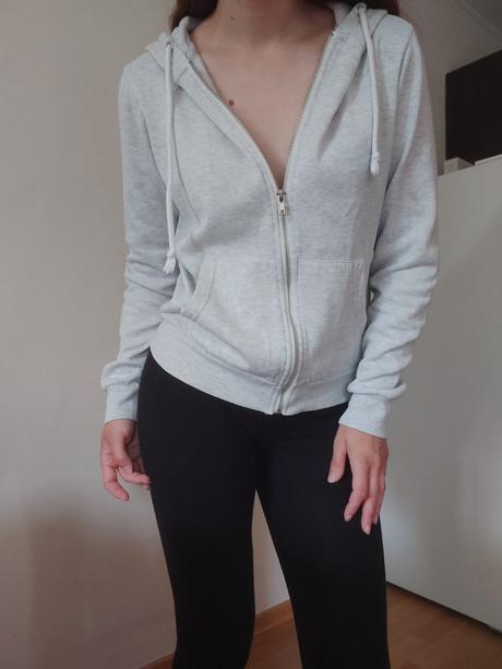 Biela mikina., gate,s