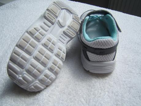 Ľahučké tenisky , nike,22