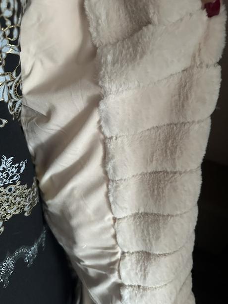 Krásna mäkučká béžová vesta s kapucňou zn. magenta, l / m