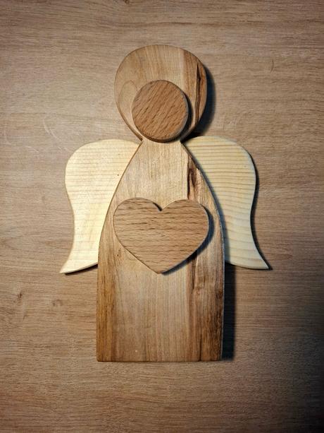 Ručne vyrezávaní drevení anjelikovia, 