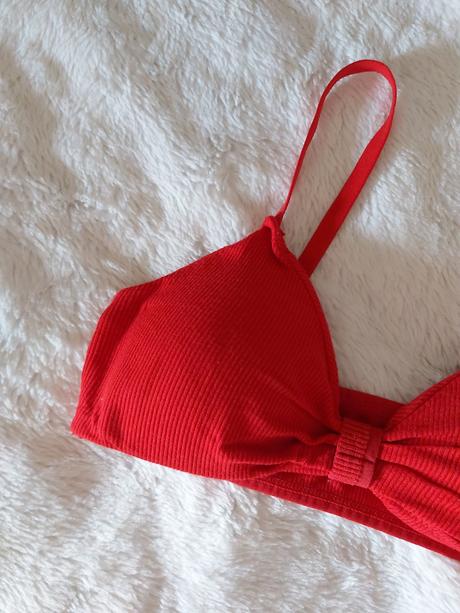 Červená podprsenka., s