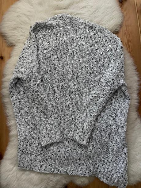 Svetrik s kovovymi komponentmi, 