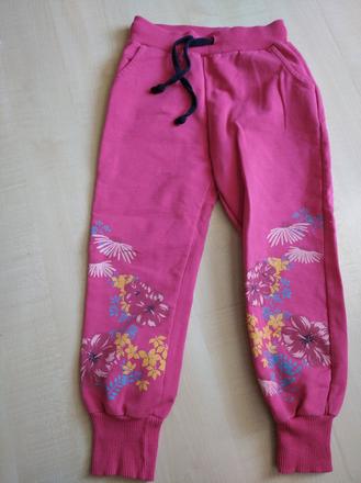 Tepláky s patentom, 104