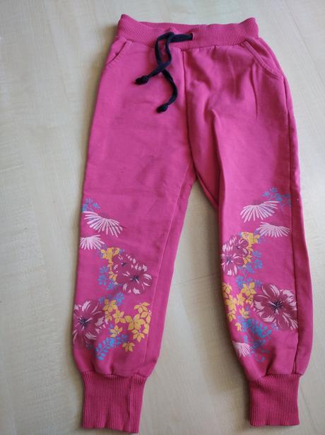 Tepláky s patentom, 104