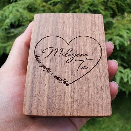 Drevená krabička na zásnubný prsteň áno,