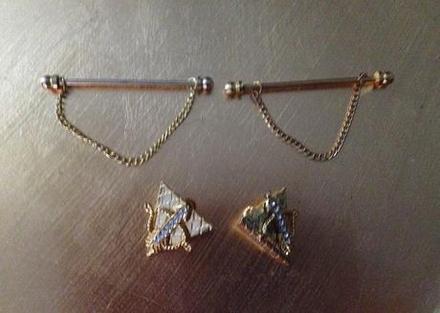 Zlaté ozdoby na košeľu,