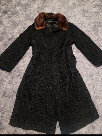 Elegantný čierny karakulový kožuch s hnedým golier, l