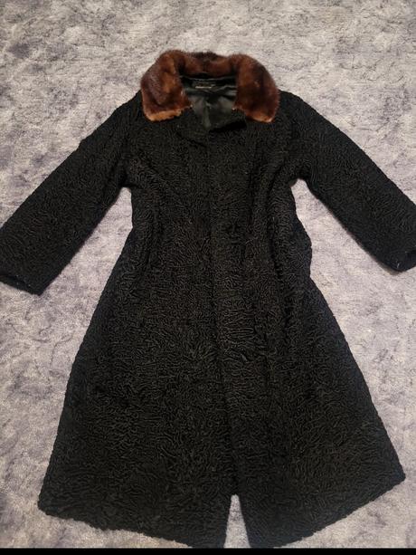 Elegantný čierny karakulový kožuch s hnedým golier, l